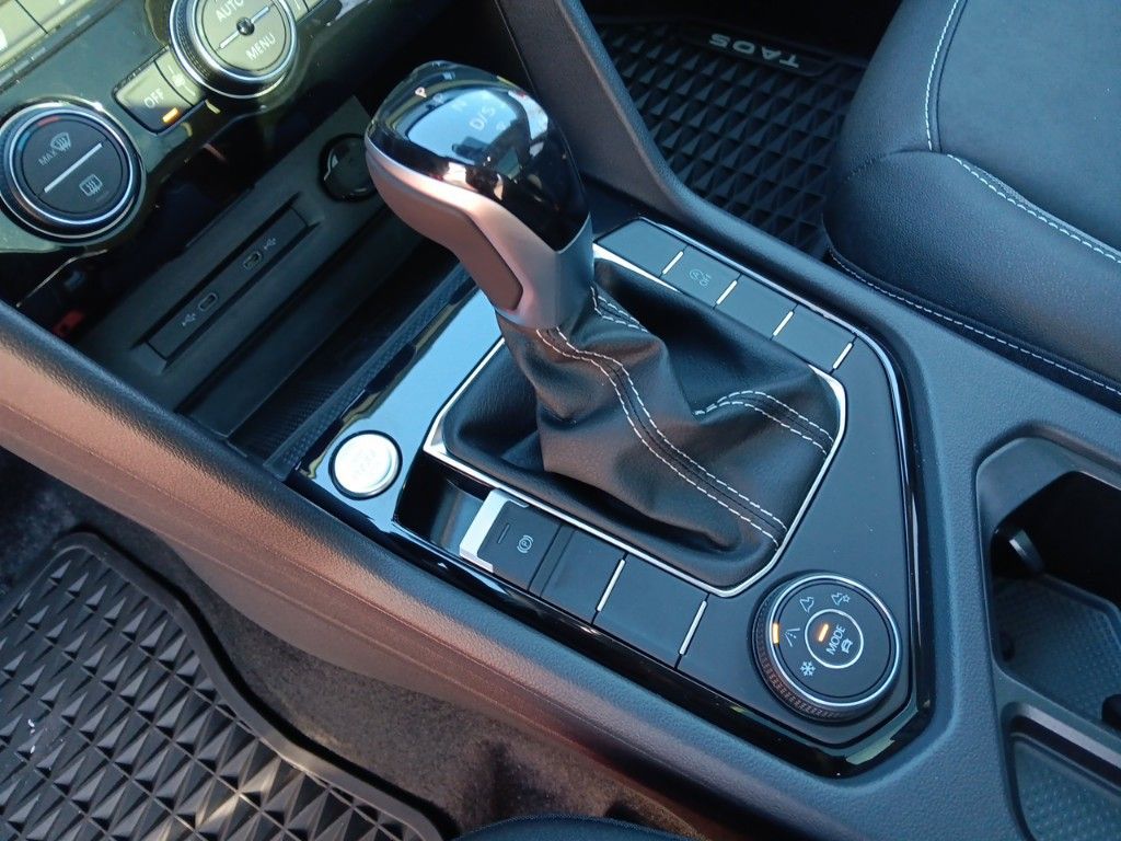 2024 Volkswagen Taos SE photo 21