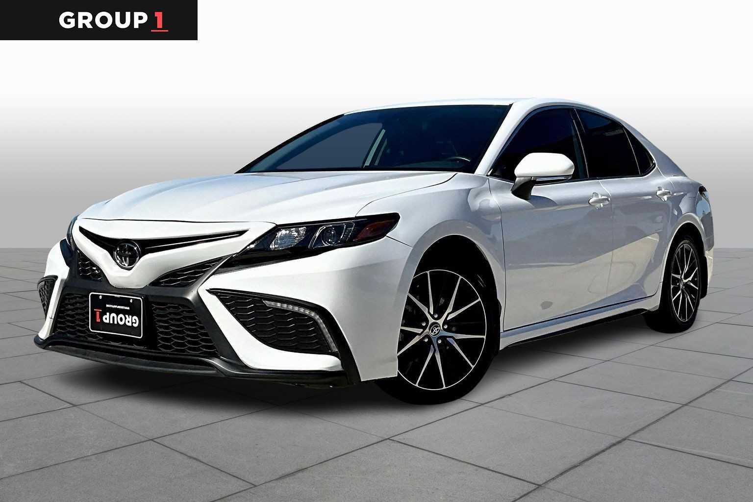 2024 Toyota Camry SE's photo