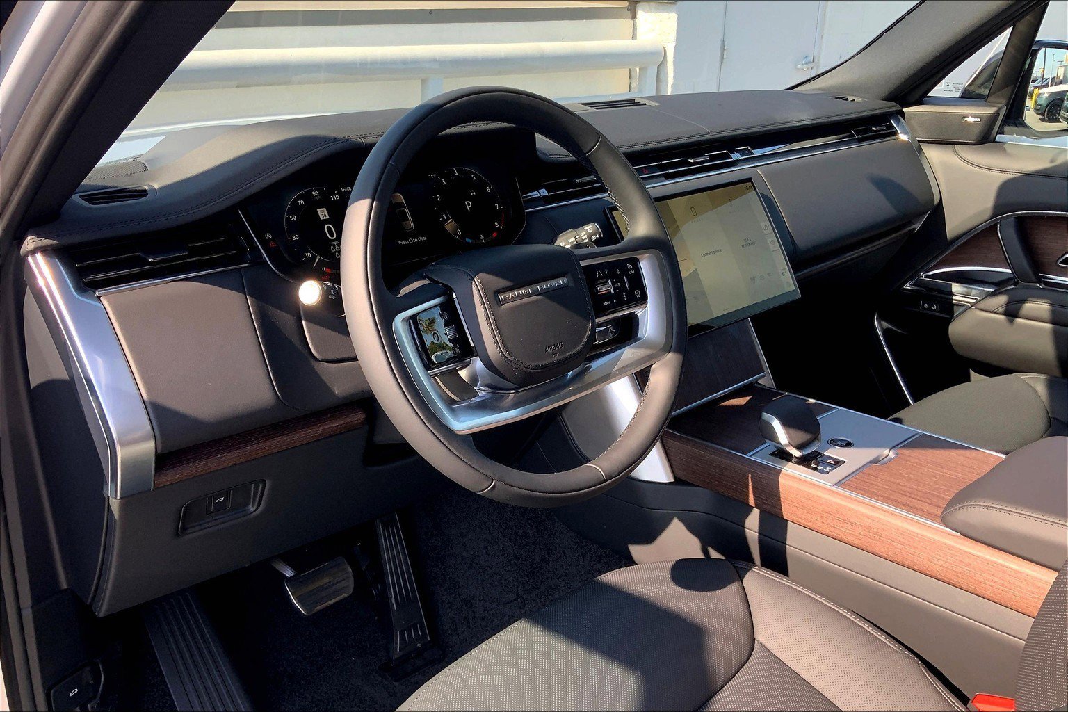 2025 Land Rover Range Rover SE photo 4