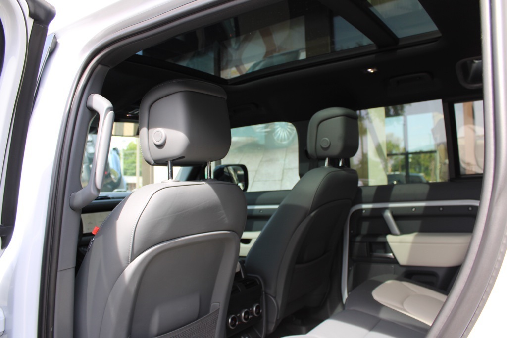 2023 Land Rover Defender 110 X-Dynamic SE photo 24