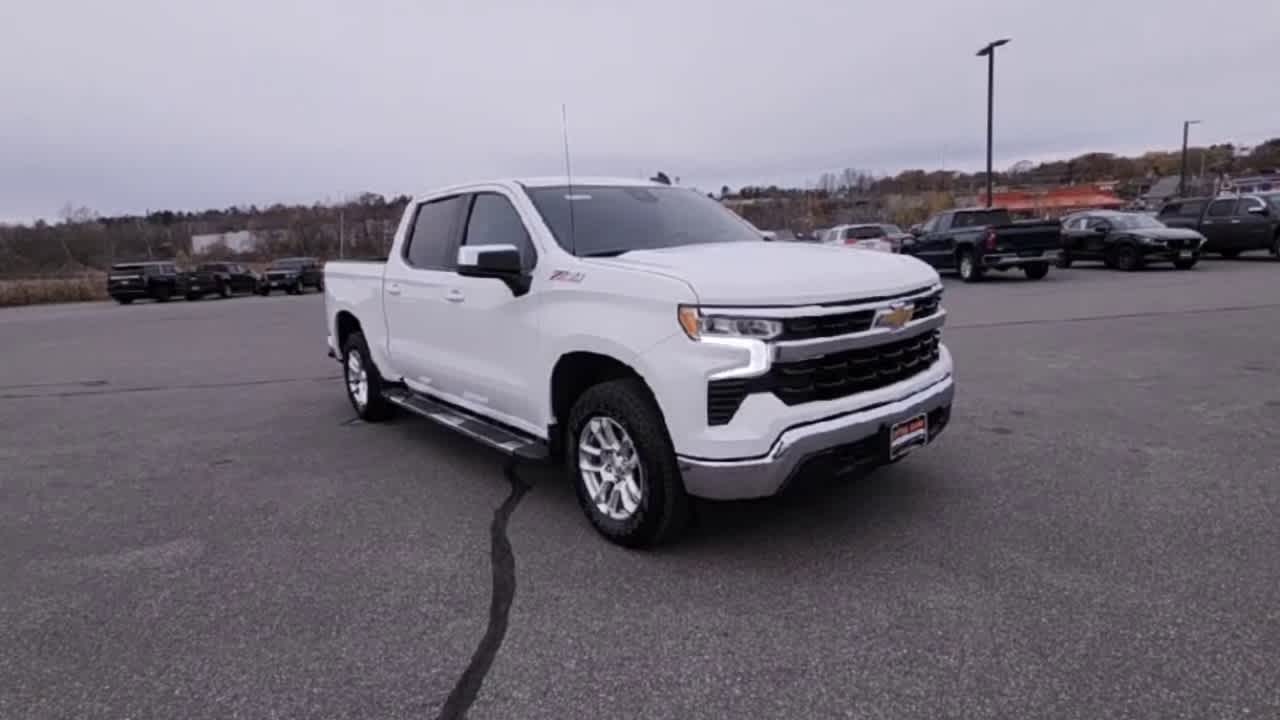 2024 Chevrolet Silverado 1500 LT photo 2