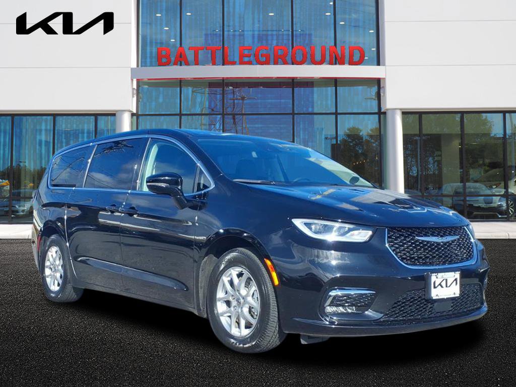 2024 Chrysler Pacifica Touring L's photo