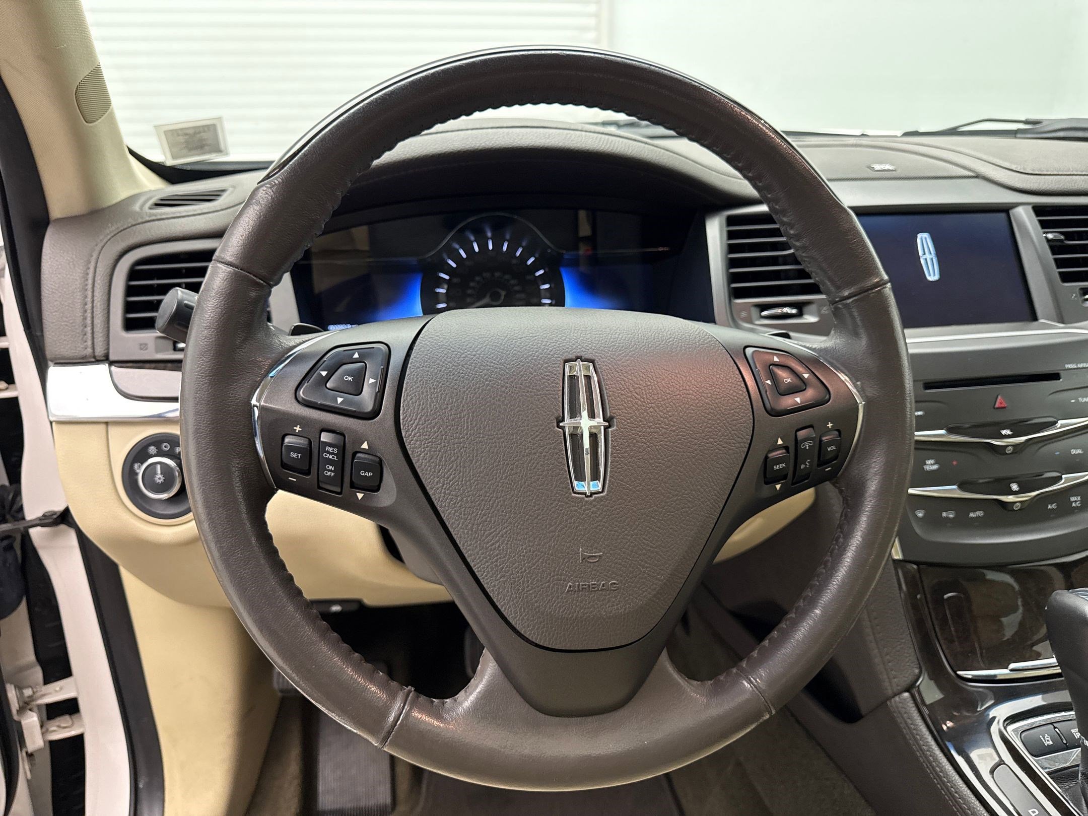 2014 Lincoln MKS EcoBoost photo 16