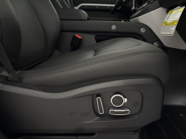 2025 Land Rover Defender 130 X-Dynamic SE photo 26