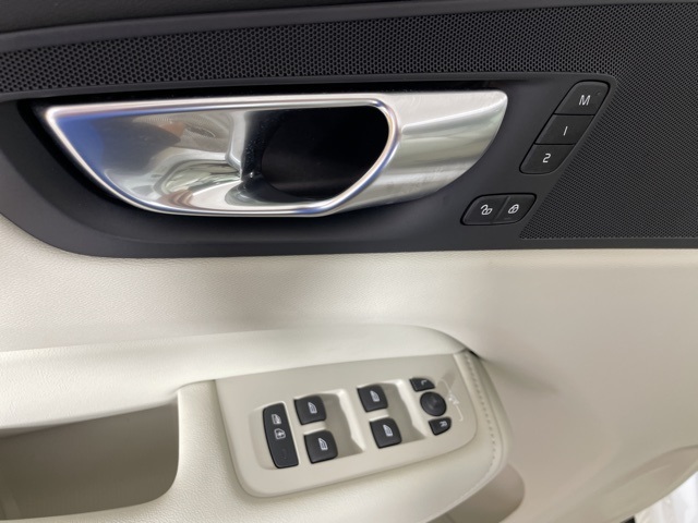 2025 Volvo XC60 T8 Plus photo 15