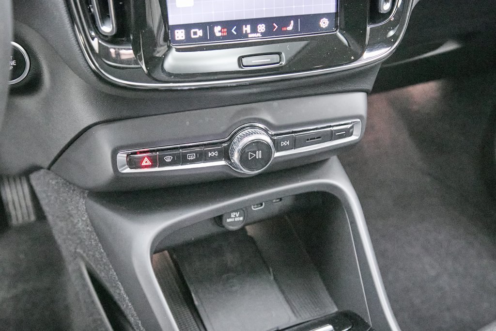 2023 VOLVO XC40 - Image 15