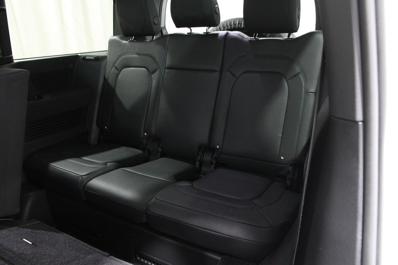 2023 Land Rover Defender 130 X-Dynamic SE photo 19