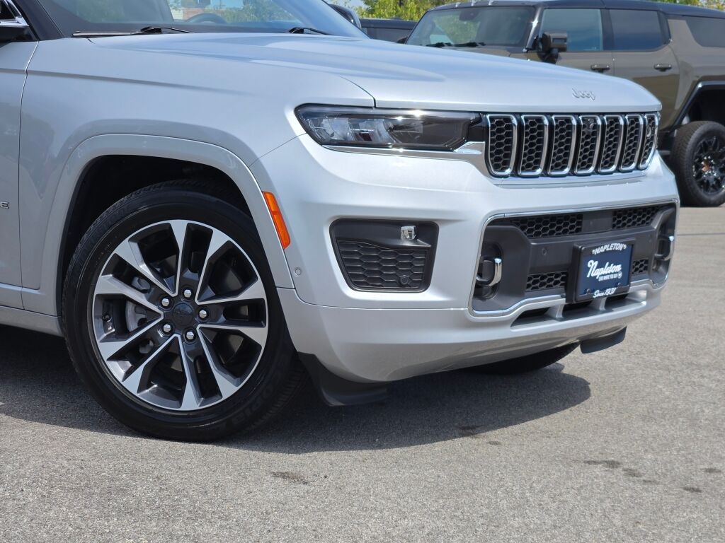 2024 Jeep Grand Cherokee Overland photo 2
