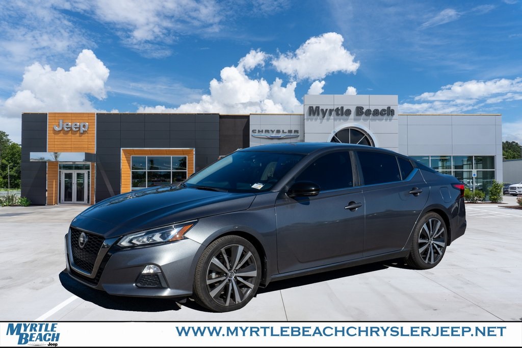 2022 Nissan Altima SR's photo