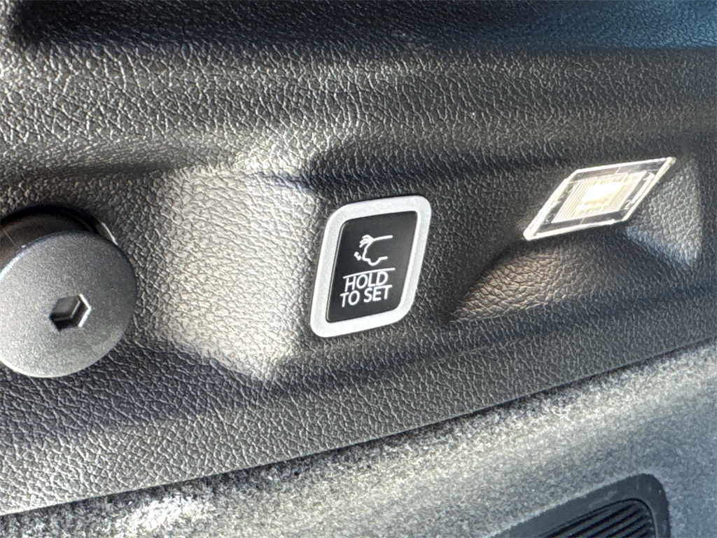 2025 Jeep Grand Cherokee Overland photo 13