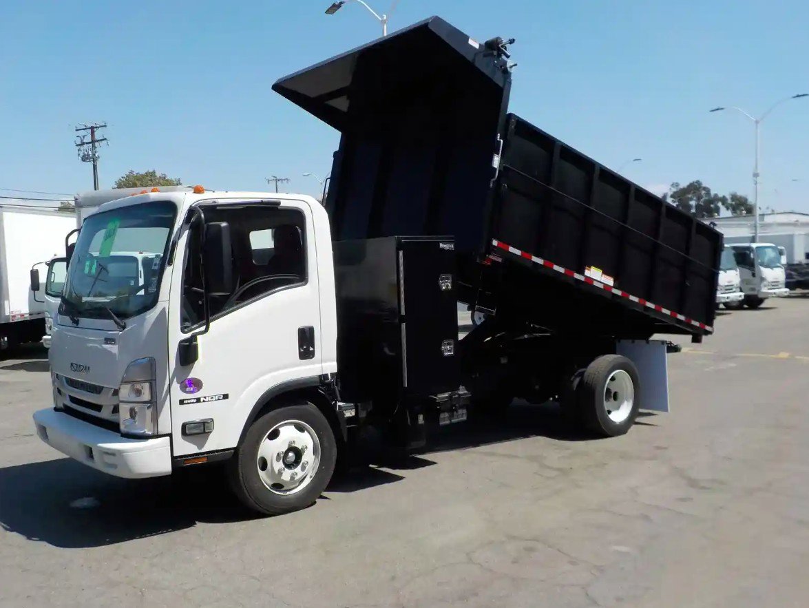 2024 Isuzu NQR photo 2