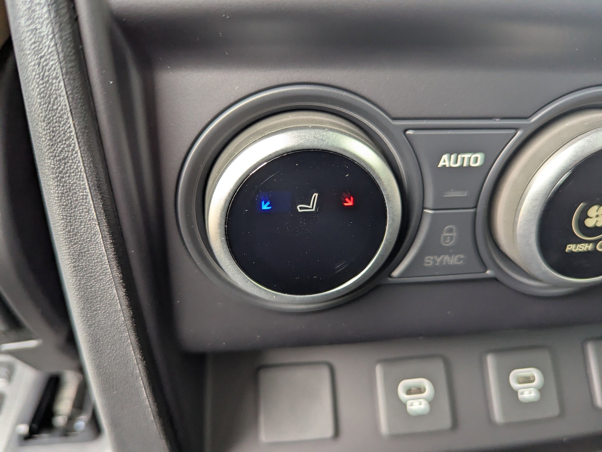 2025 Land Rover Defender 130 S photo 17