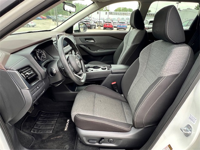 2022 Nissan Rogue SV photo 13