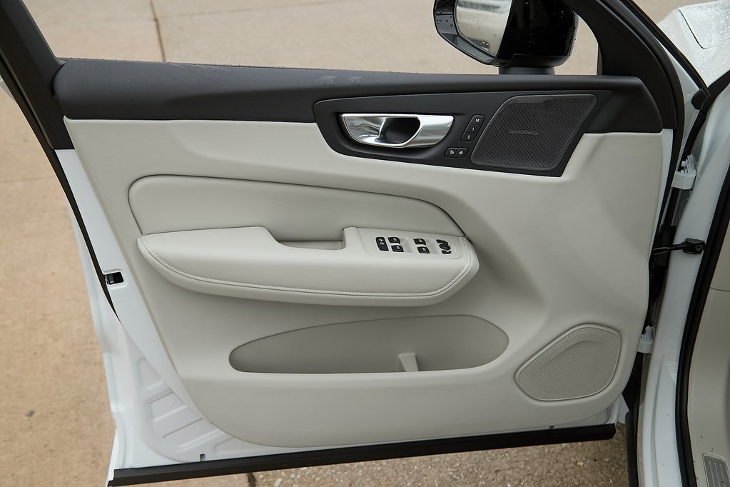 2026 VOLVO XC60 - Image 8