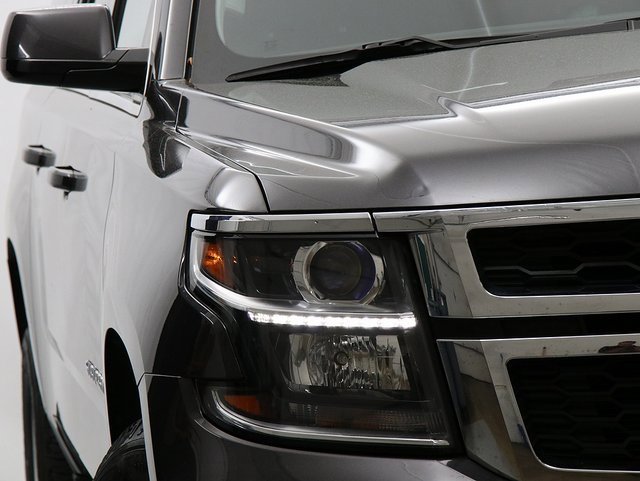 2016 Chevrolet Suburban LT photo 4