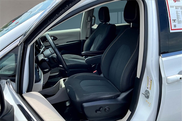 2022 Chrysler Voyager LX photo 23