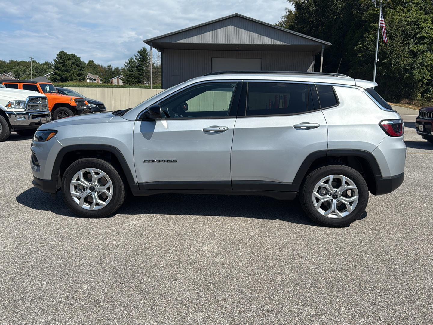2025 Jeep Compass Latitude photo 3