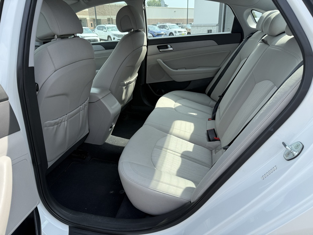 2016 Hyundai Sonata SE Hybrid photo 12