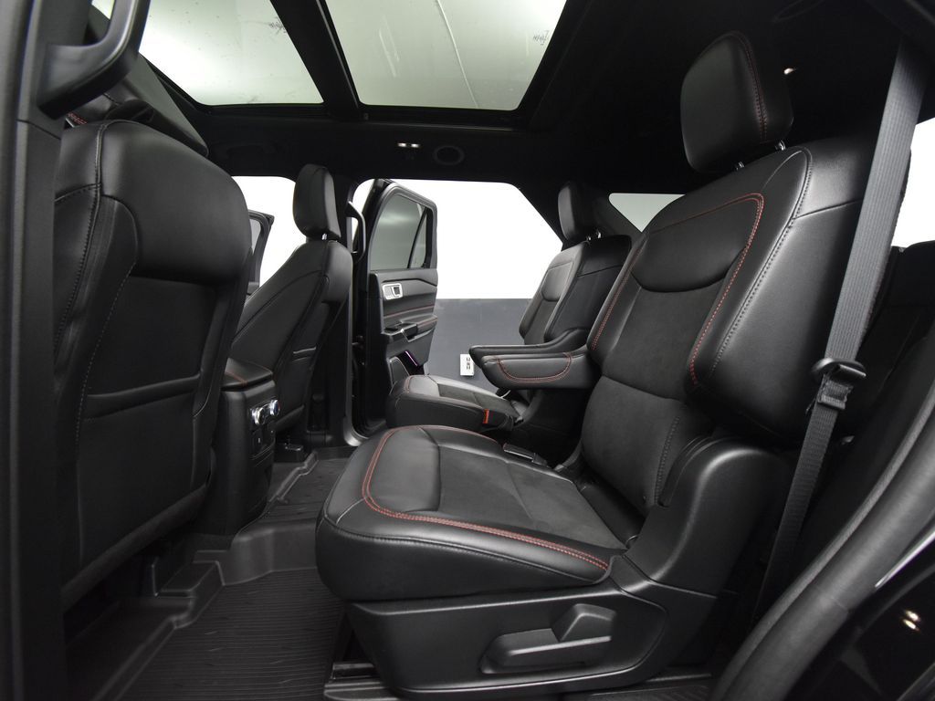 2024 Ford Explorer ST-Line photo 33