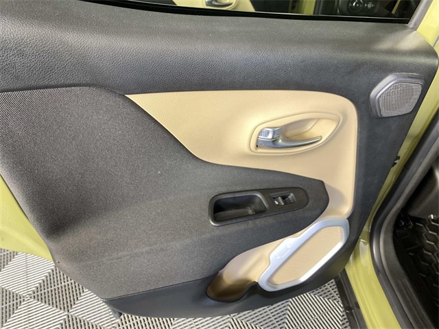 2015 Jeep Renegade Latitude photo 23