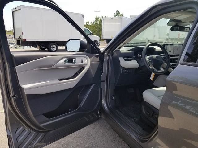 2025 Ford Explorer photo 13