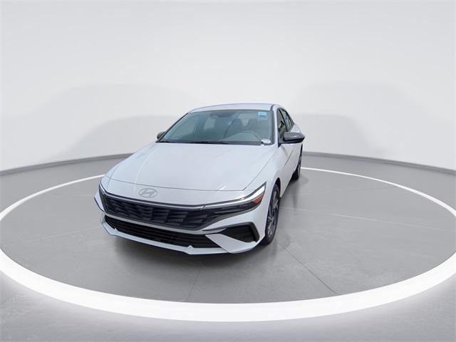 2025 Hyundai Elantra SEL Sport photo 3