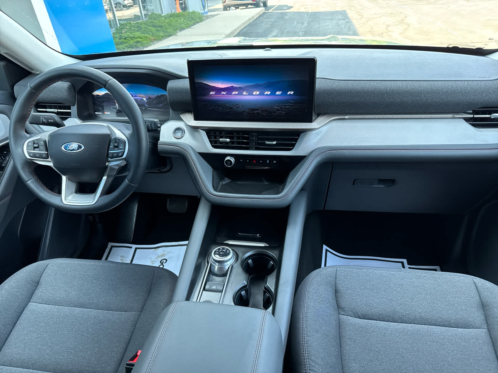2025 Ford Explorer photo 2