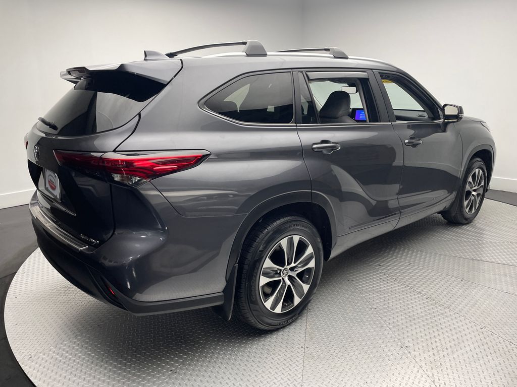 2023 Toyota Highlander XLE photo 3