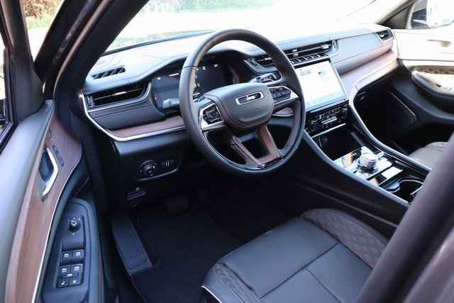 2025 Jeep Grand Cherokee Summit photo 11