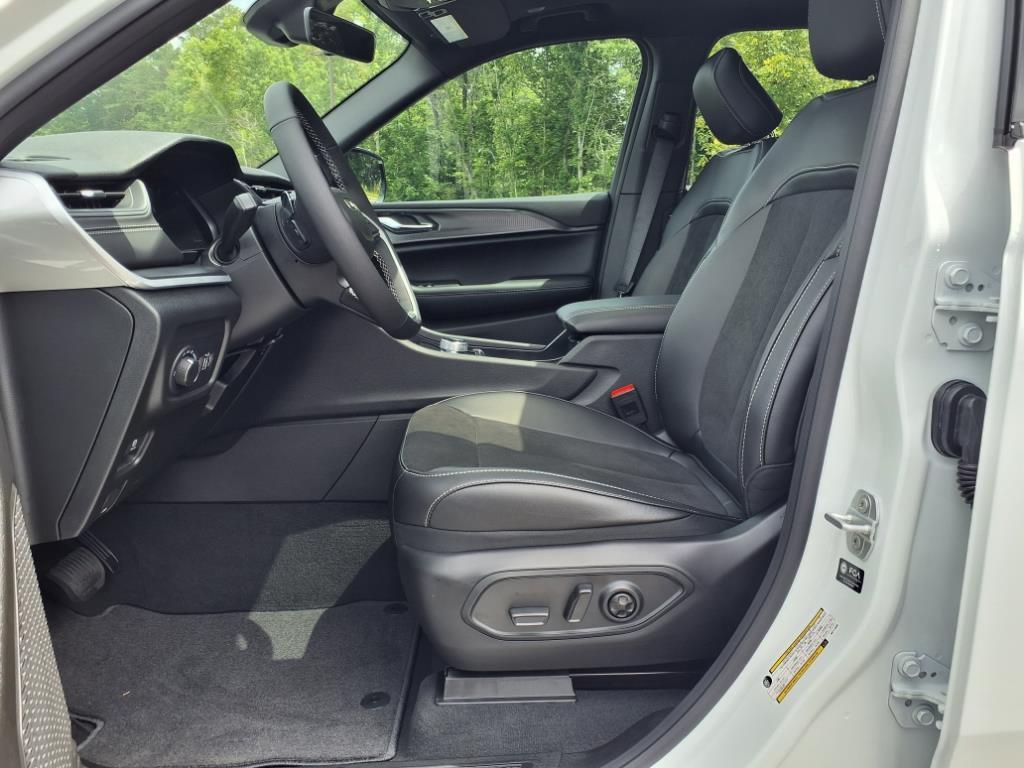 2025 Jeep Grand Cherokee Altitude X photo 3