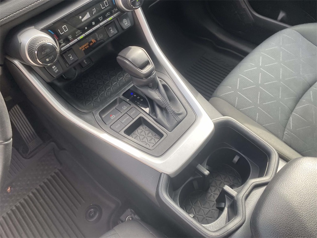 2022 Toyota RAV4 XLE photo 19