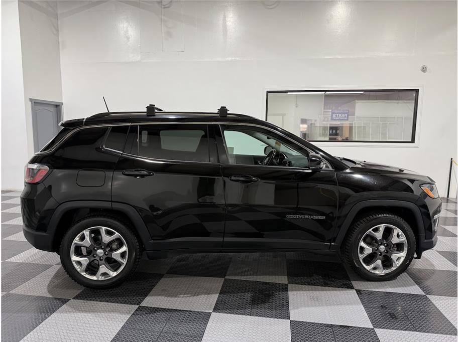 Used 2019 Diamond Black Crystal Pearlcoat Jeep Limited image 5
