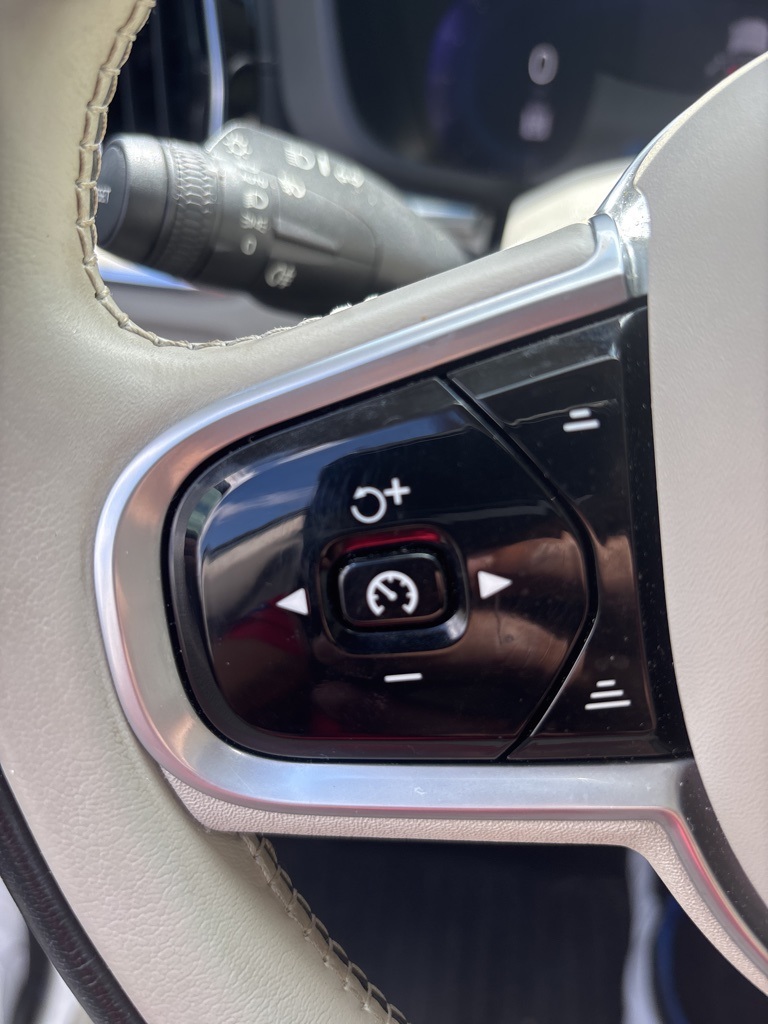 2022 Volvo XC60 B5 Inscription photo 32