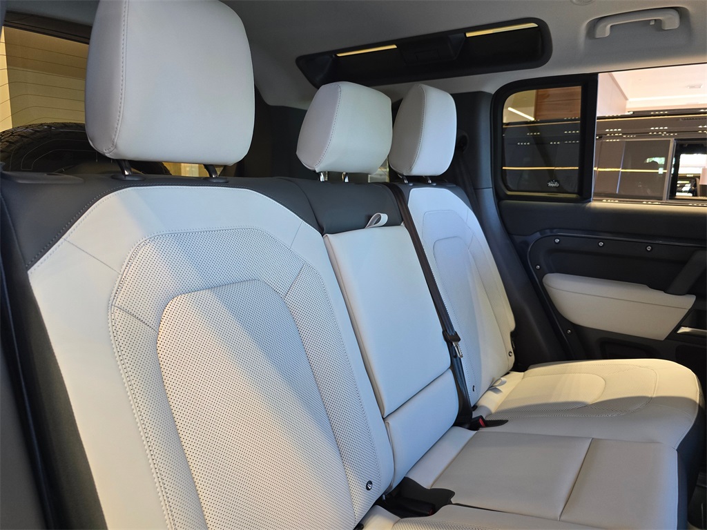 2025 Land Rover Defender 110 S photo 26