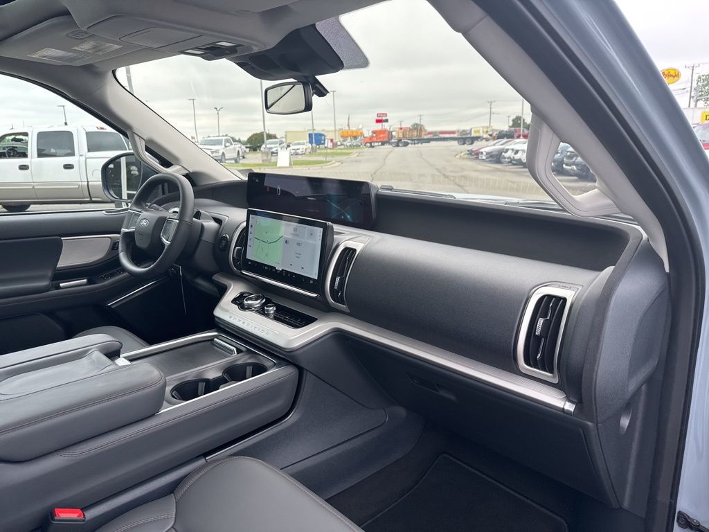 2025 Ford Expedition photo 24