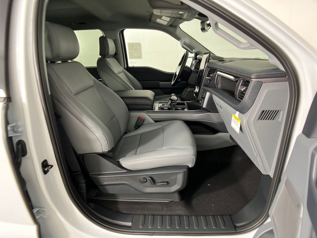 2025 Ford F-150 Lightning photo 4