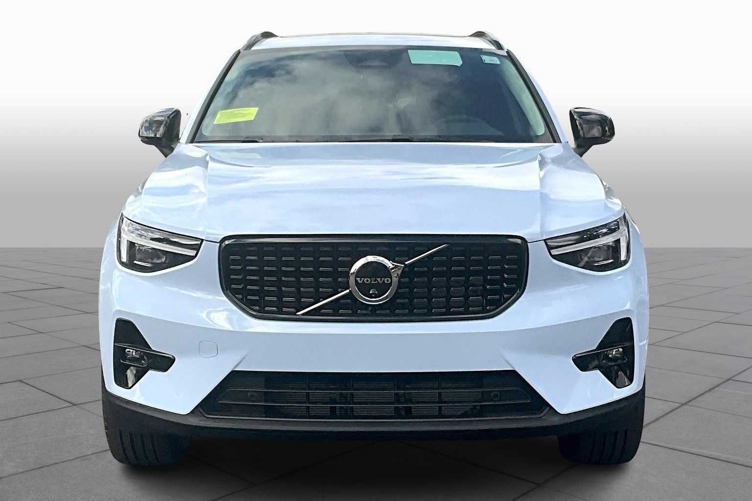 2026 Volvo XC40 Plus photo 2