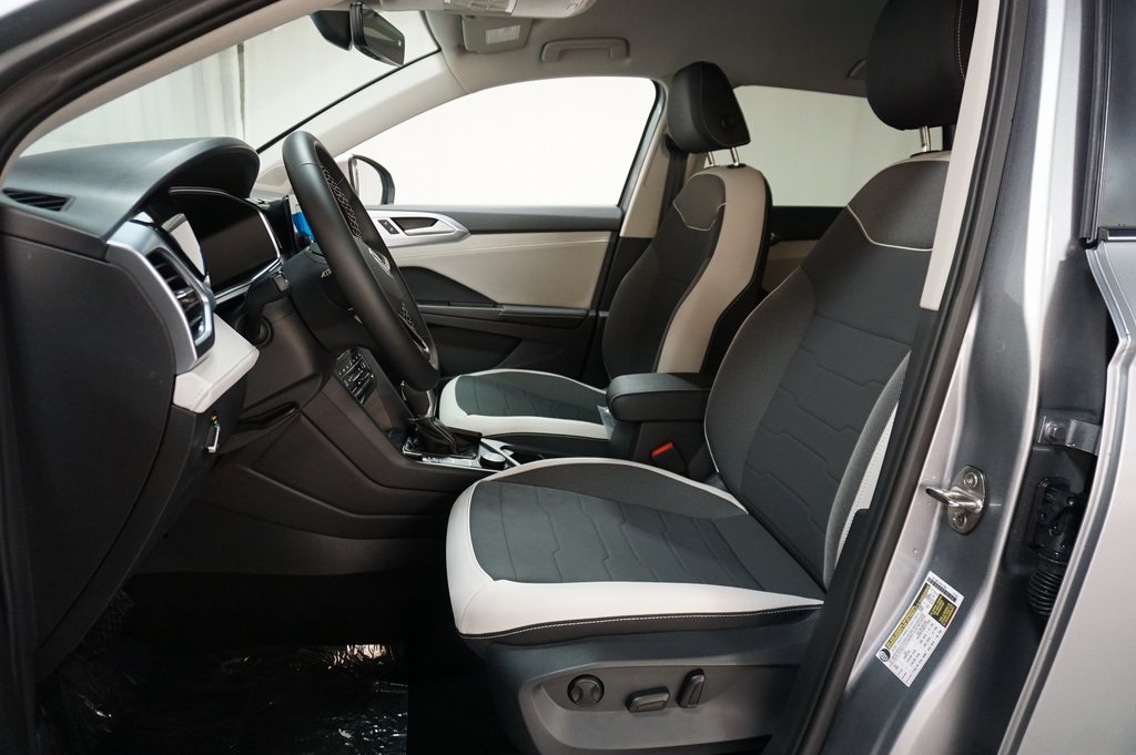 2025 Volkswagen Taos SE photo 9
