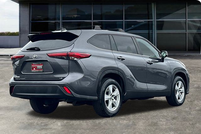 2023 Toyota Highlander LE photo 4