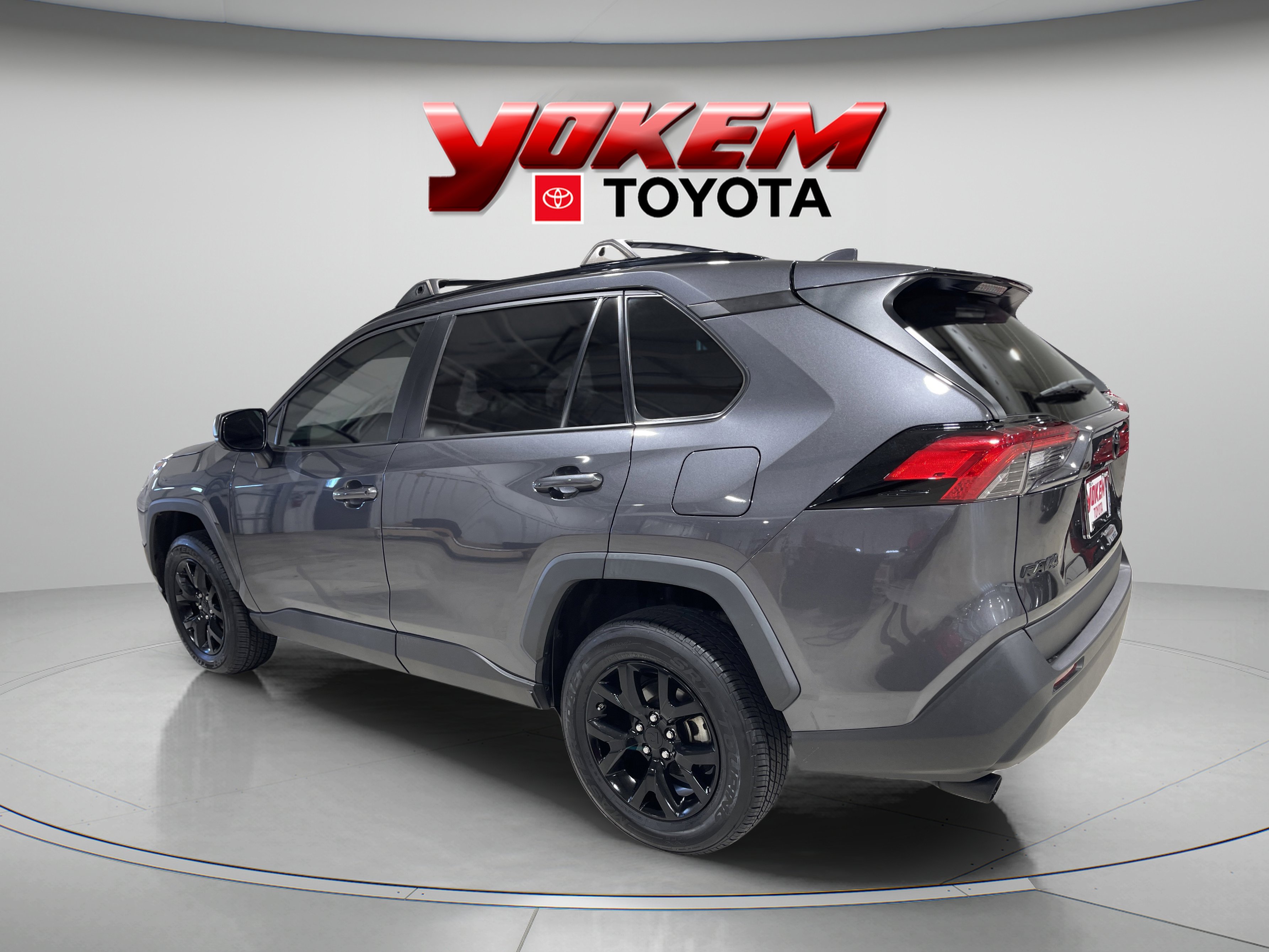 2021 Toyota RAV4 LE photo 3
