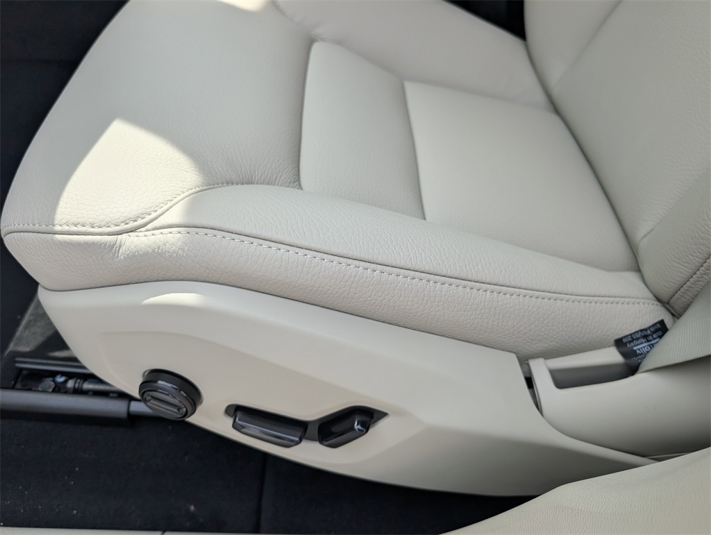 2025 Volvo XC60 Hybrid T8 Plus photo 14