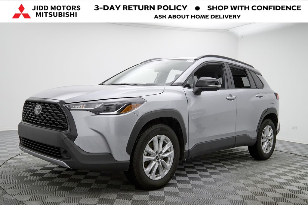 2025 Toyota Corolla Cross LE's photo