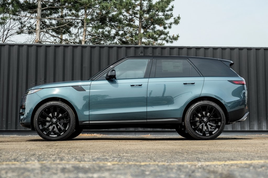 2025 Land Rover Range Rover Sport SE photo 3