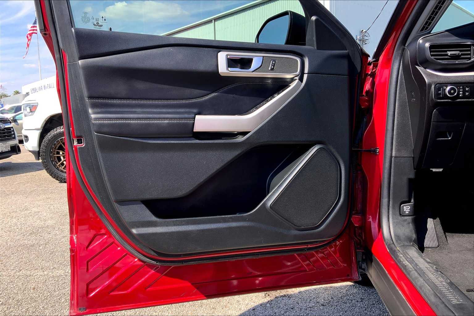 2023 Ford Explorer XLT photo 18