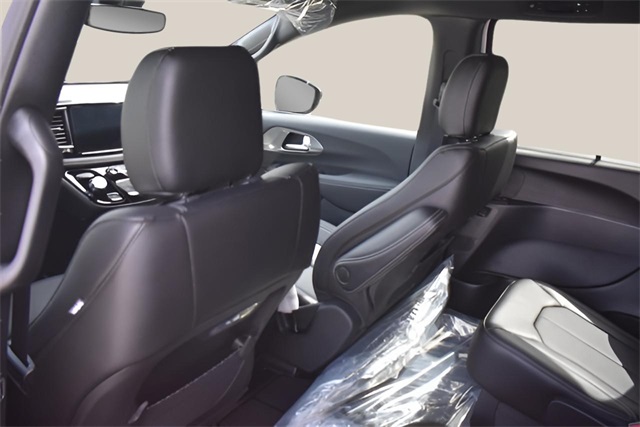 2025 Chrysler Pacifica photo 14