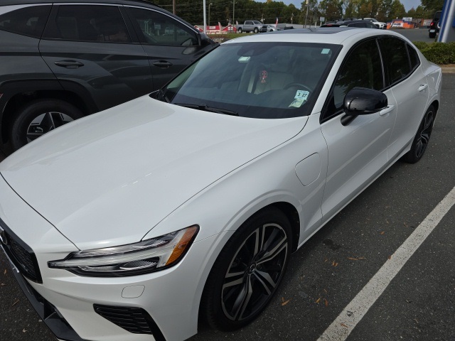 2022 Volvo S60 R-Design Expression