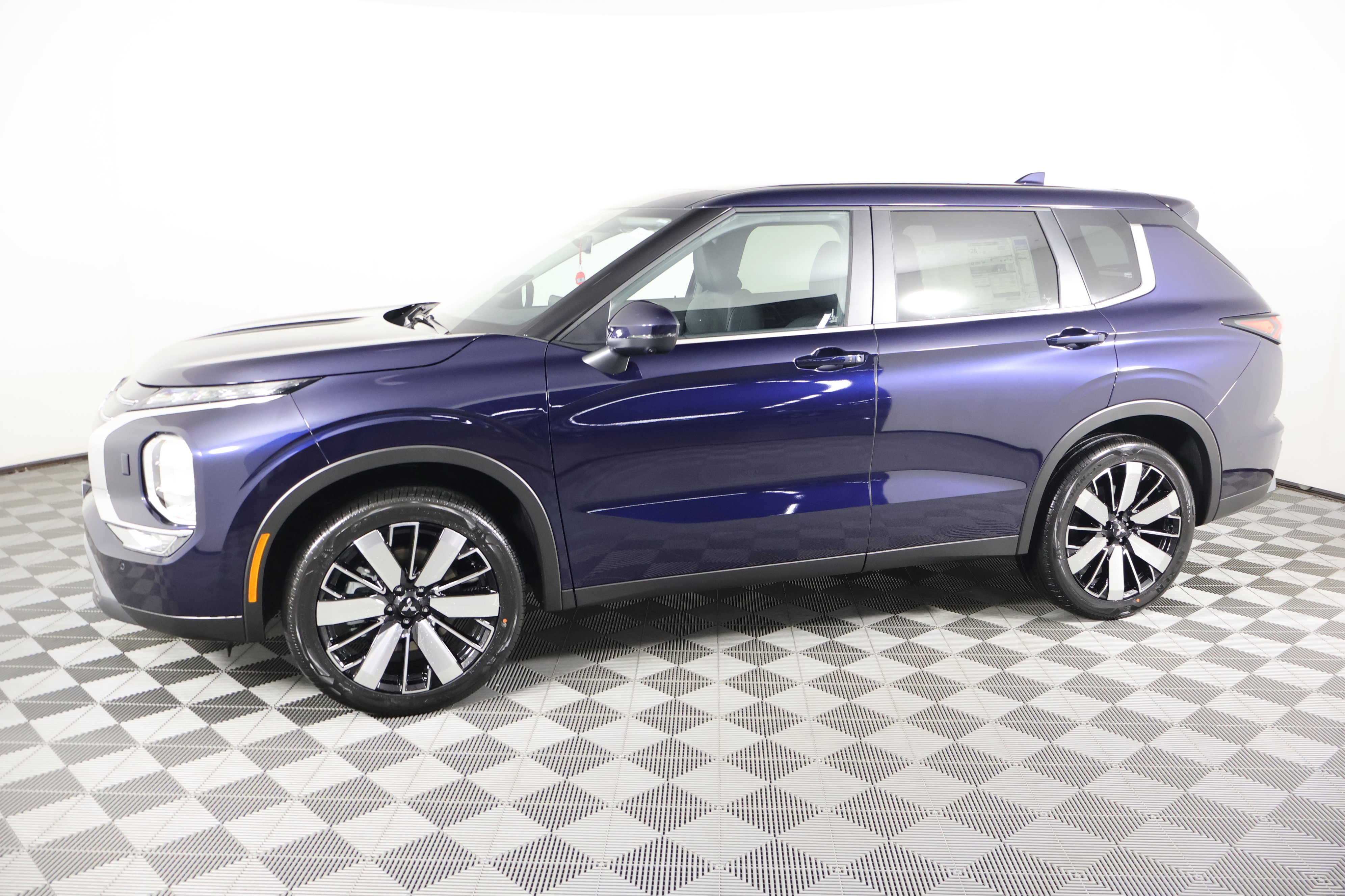 2025 Mitsubishi Outlander SE photo 8