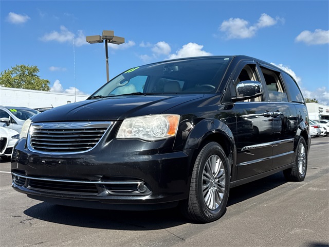 2013 Chrysler Town & Country photo 3