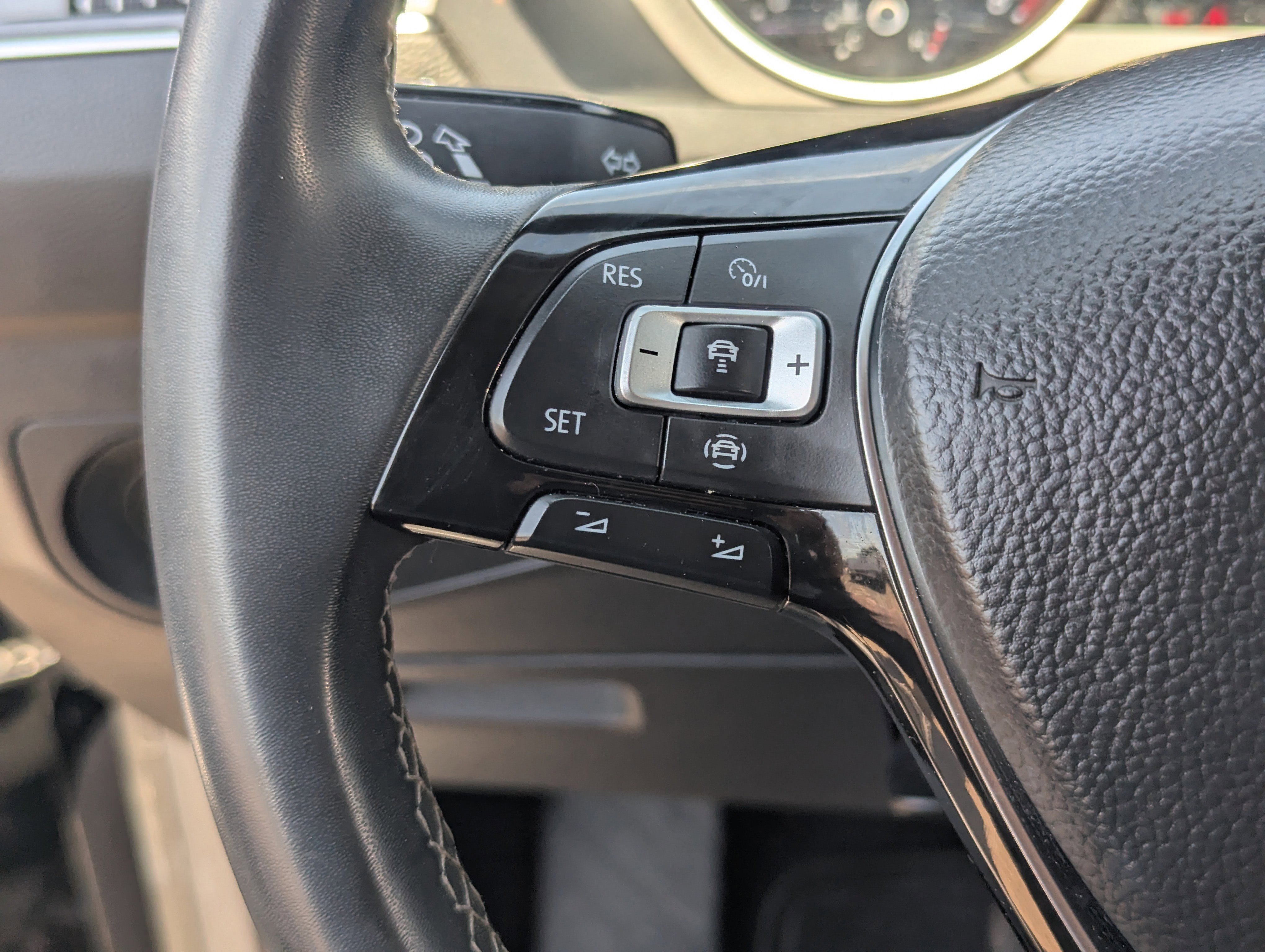 2021 Volkswagen Tiguan SE photo 4