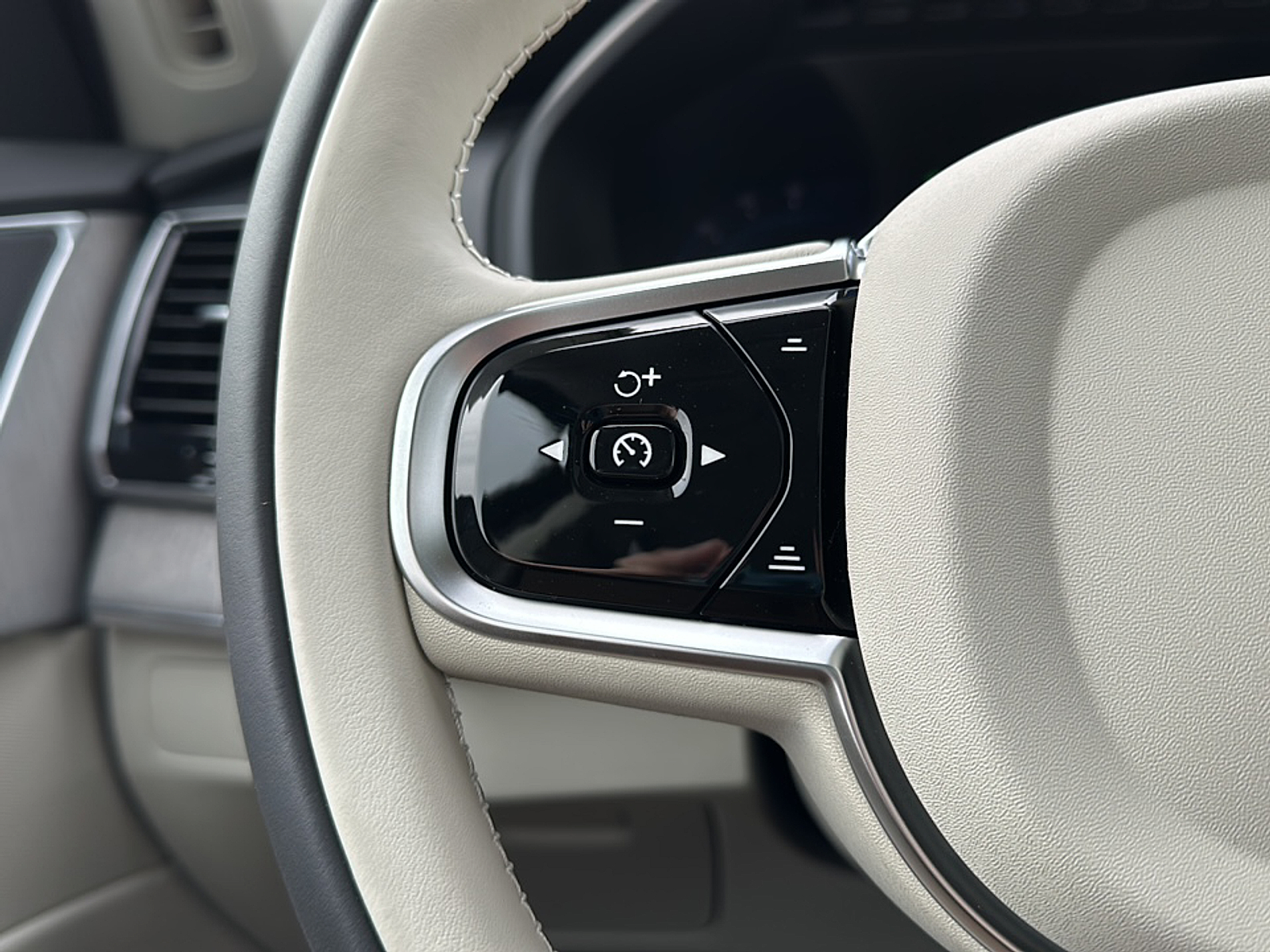 New 2025 Crystal White Volvo T8 Plus 7-Seater image 22